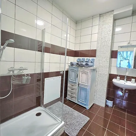 Kunstapartment Mit 2 Schlafzimmer Max 4 Personen